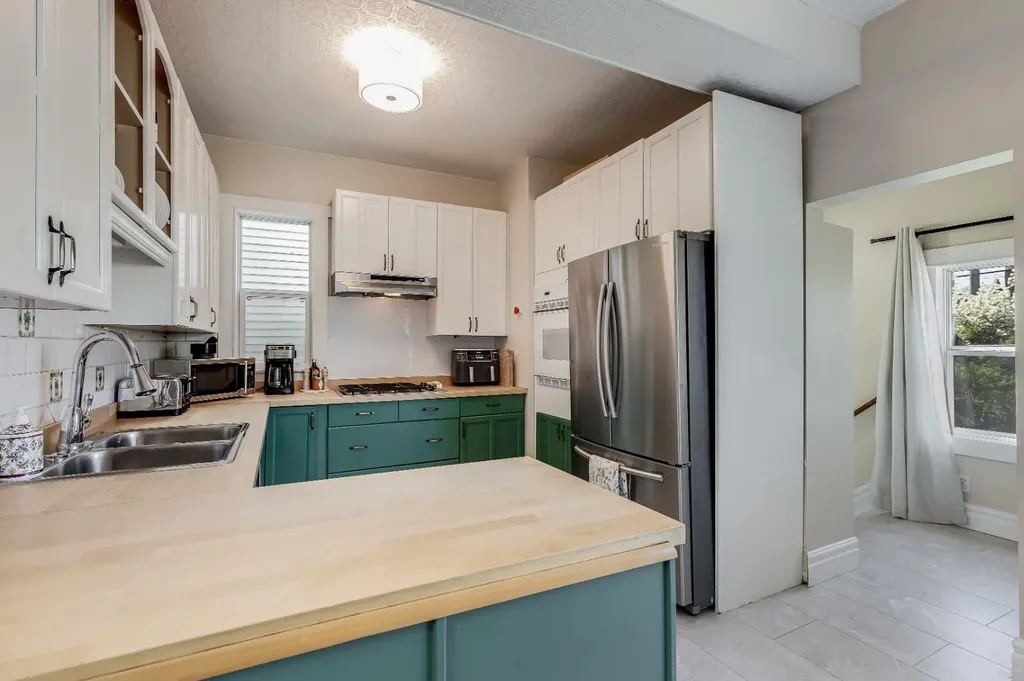 1517 12 Avenue SW Calgary AB T3C 0R1