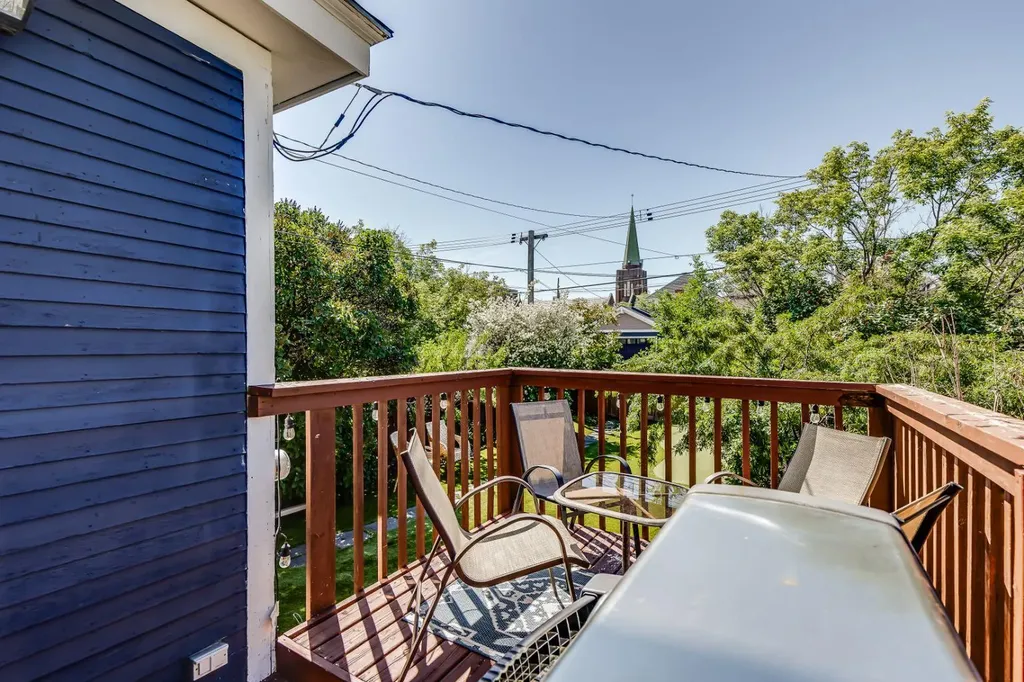 1517 12 Avenue SW Calgary AB T3C 0R1