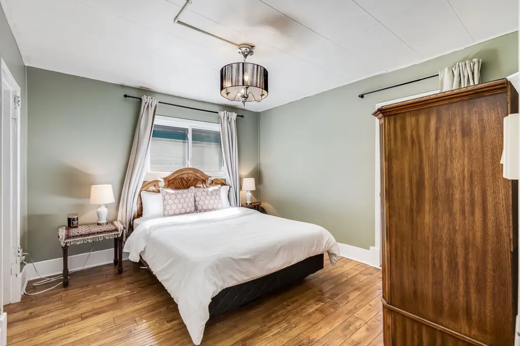 1517 12 Avenue SW Calgary AB T3C 0R1
