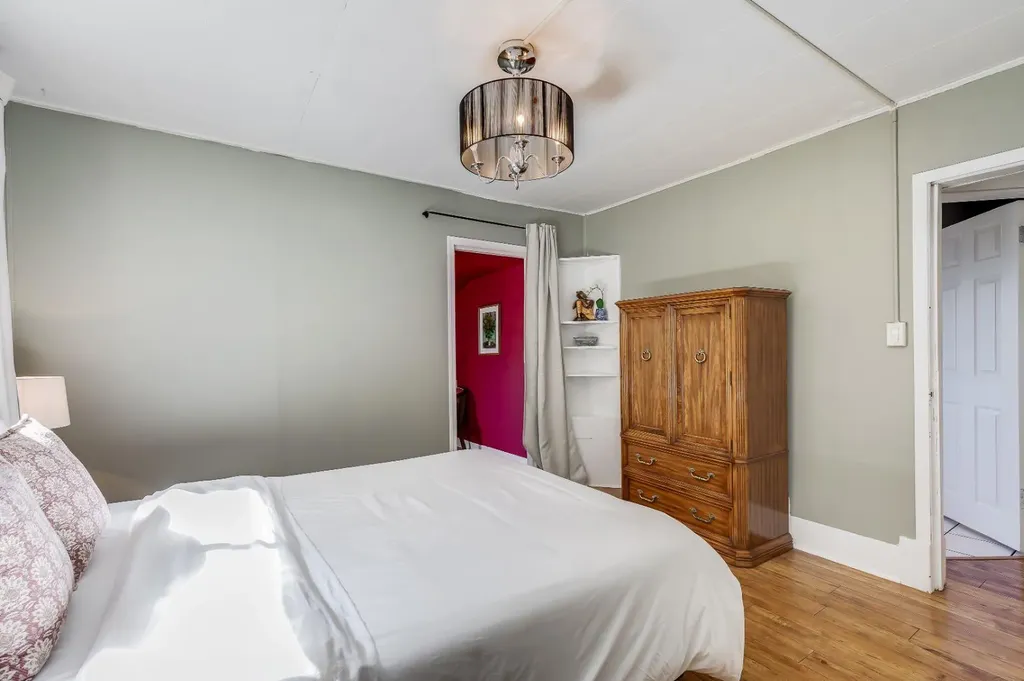 1517 12 Avenue SW Calgary AB T3C 0R1