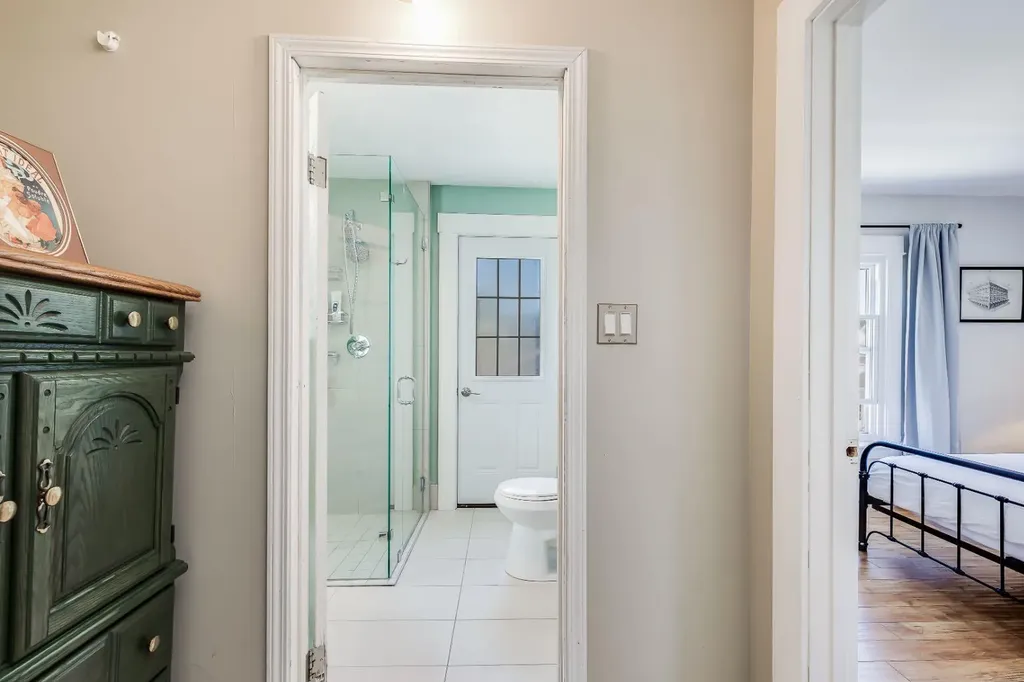 1517 12 Avenue SW Calgary AB T3C 0R1