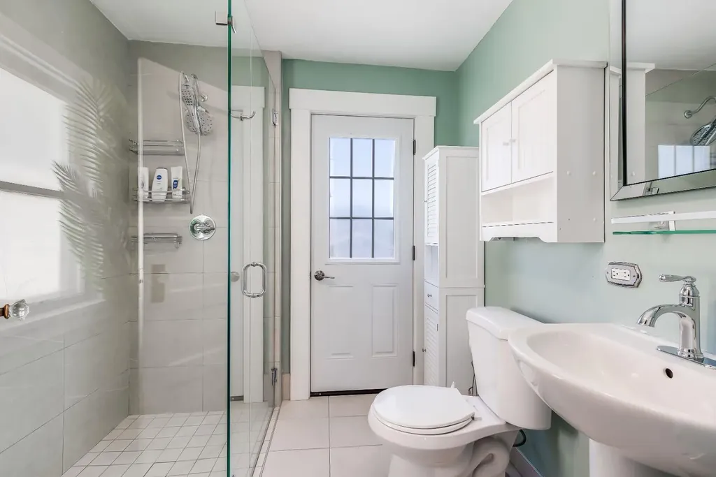 1517 12 Avenue SW Calgary AB T3C 0R1