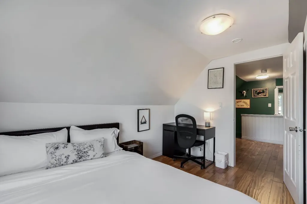 1517 12 Avenue SW Calgary AB T3C 0R1