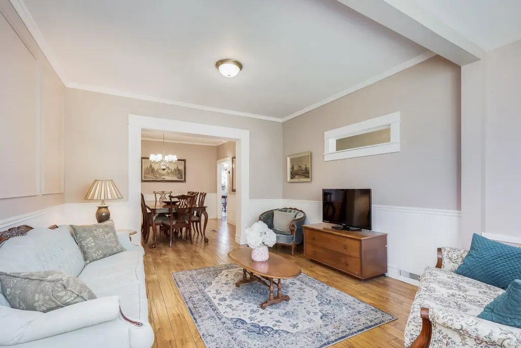1517 12 Avenue SW Calgary AB T3C 0R1