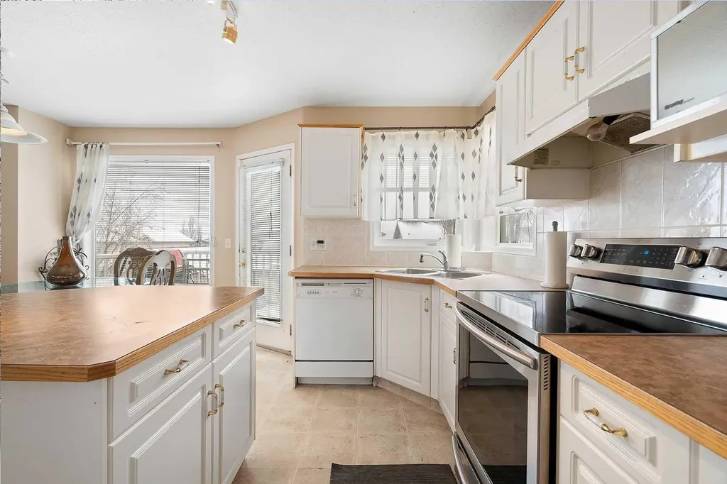 141 Arbour Stone Close NW Calgary AB T3G4T2