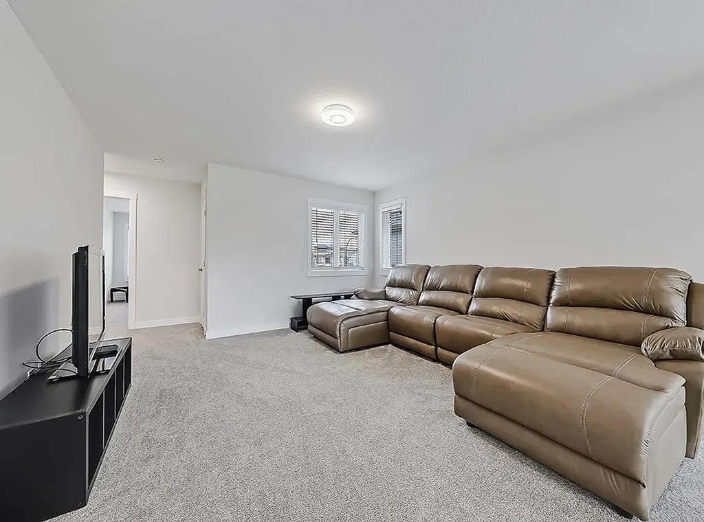 548 Cranbrook Gardens SE Calgary AB T3M 3N5