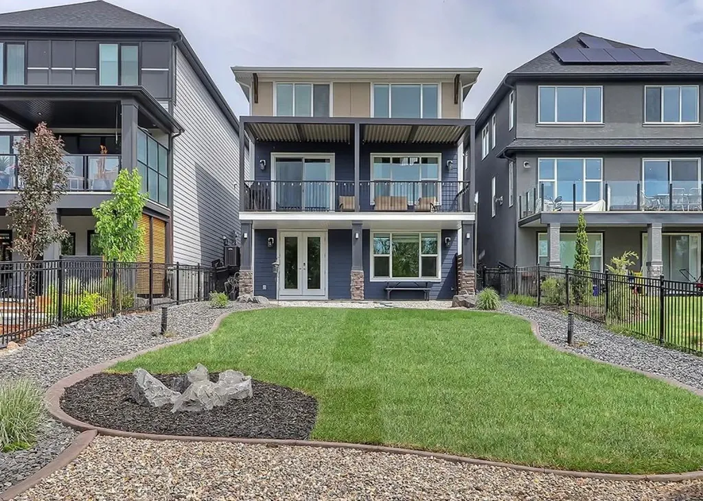 548 Cranbrook Gardens SE Calgary AB T3M 3N5