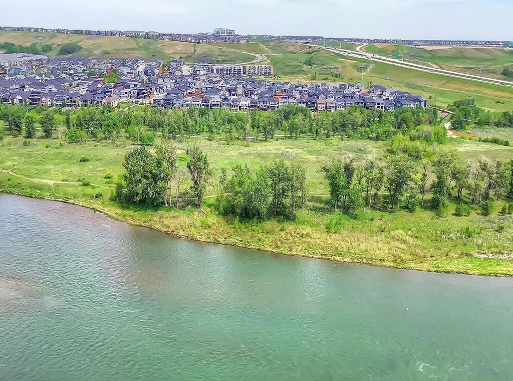 548 Cranbrook Gardens SE Calgary AB T3M 3N5