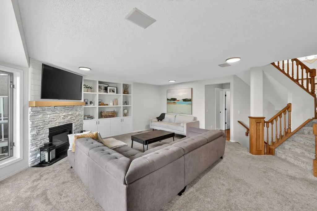 11212 Valley Ridge Drive NW Calgary AB T3B 5L8