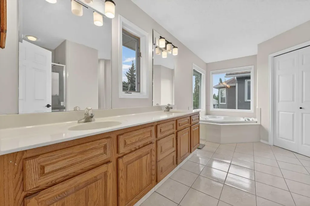 11212 Valley Ridge Drive NW Calgary AB T3B 5L8