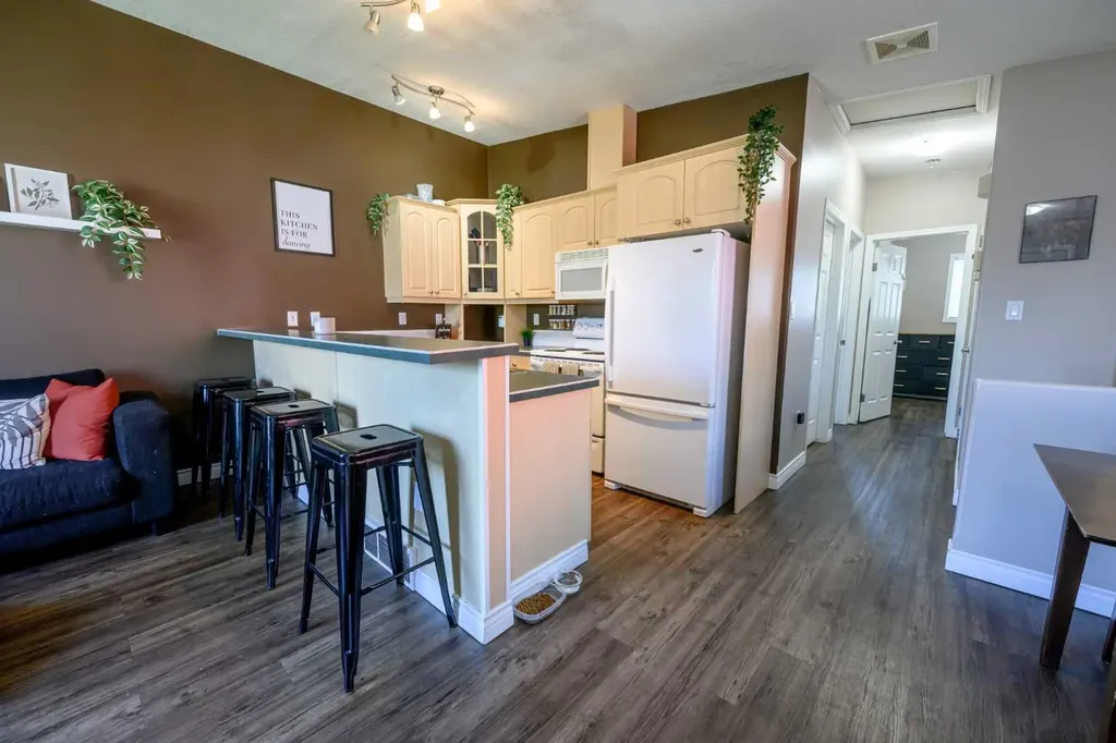 9249 94 Avenue Grande Prairie AB T8V 7S1