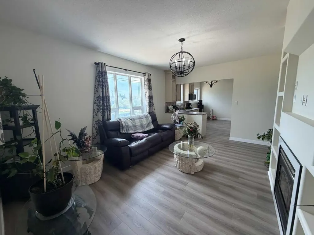 203 3 Street Mclaughlin AB T0B2Y0