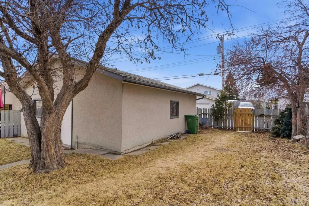 3811 14 Avenue NE Calgary AB T2A4A5