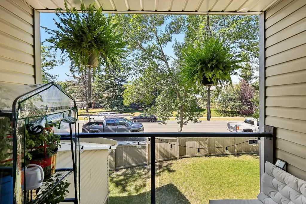 109 Coachway Lane SW Calgary AB T3H 2V9