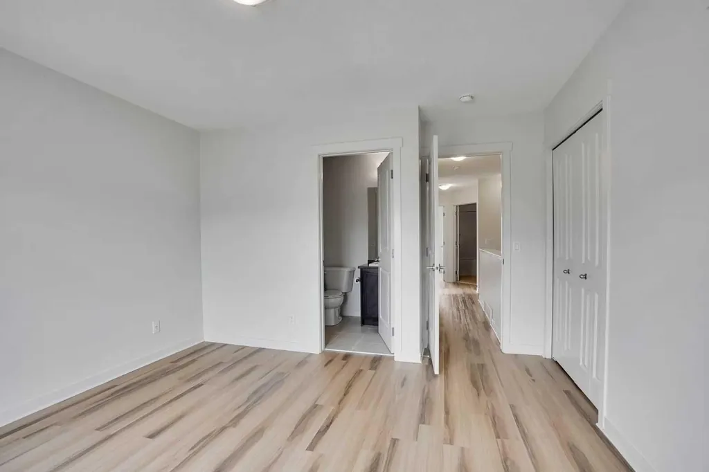 986 Sherwood Boulevard NW Calgary AB T3R 0V3