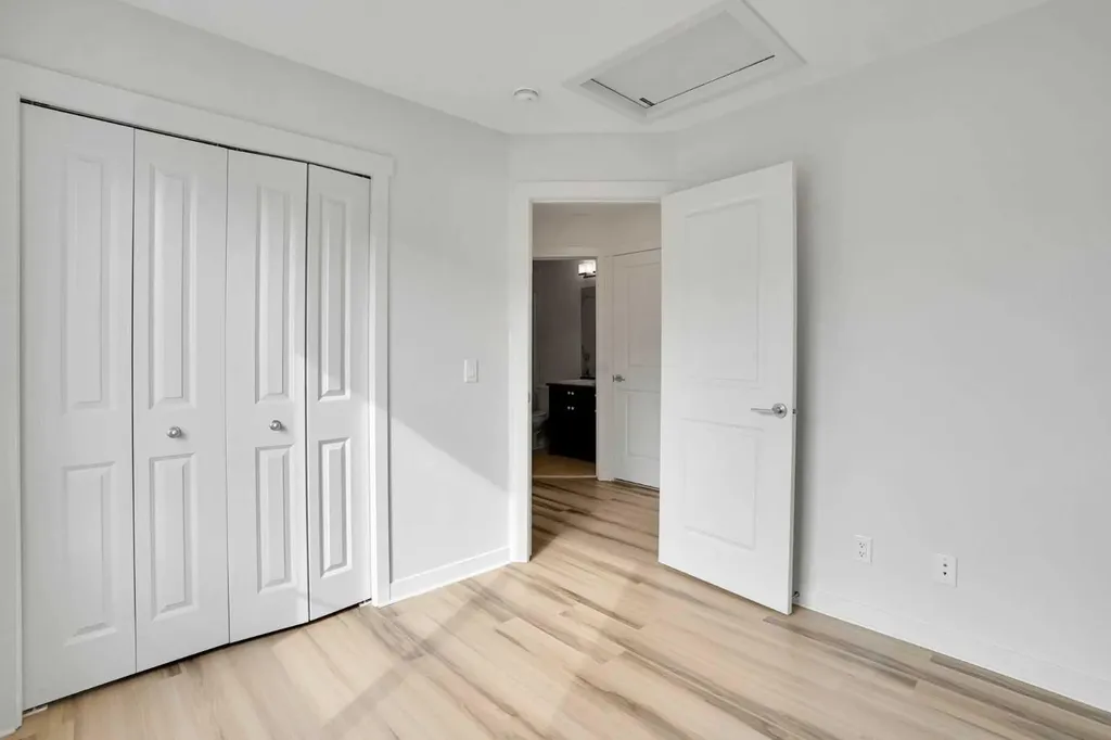 986 Sherwood Boulevard NW Calgary AB T3R 0V3