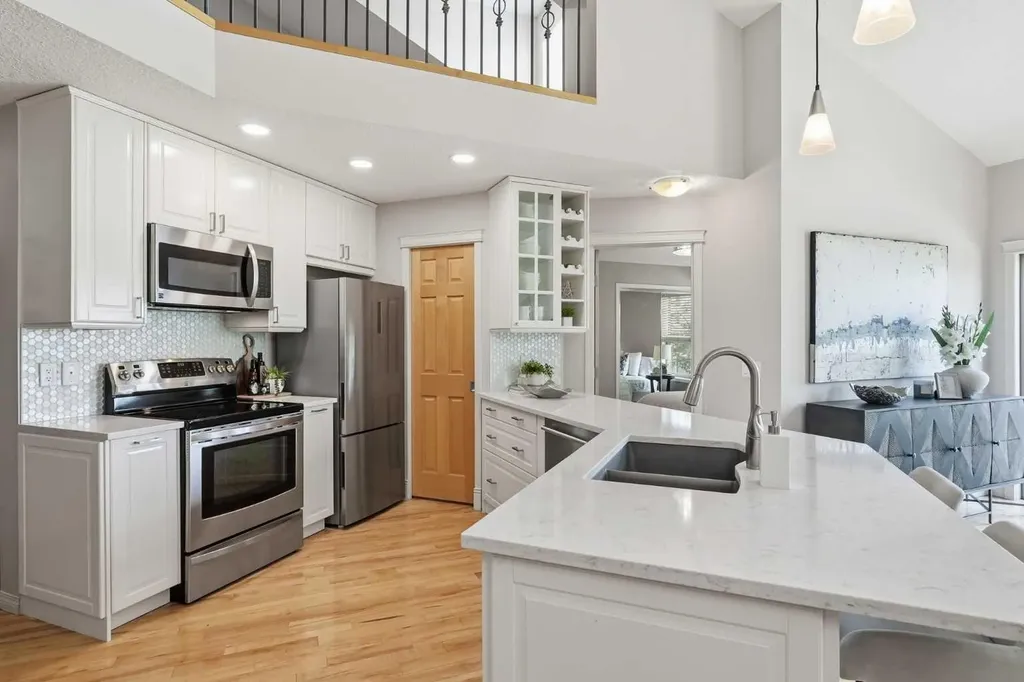 131 Springbank Terrace SW Calgary AB T3H 4S8