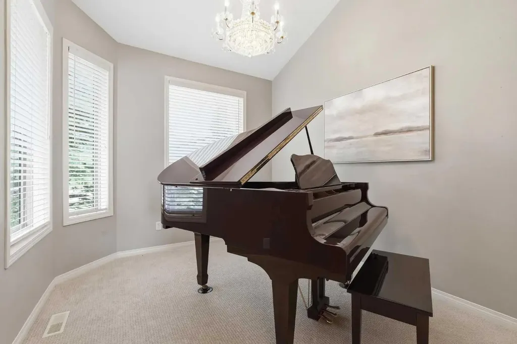 131 Springbank Terrace SW Calgary AB T3H 4S8