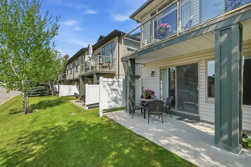 131 Springbank Terrace SW Calgary AB T3H 4S8