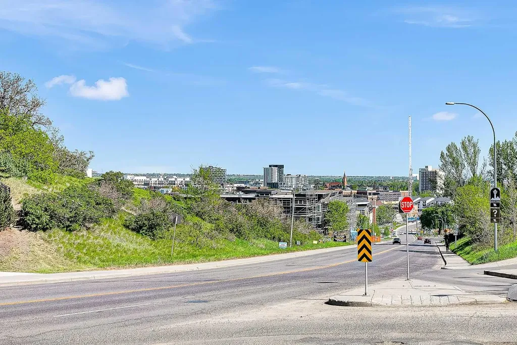 611 Edmonton Trail NE Calgary AB T2E3J3