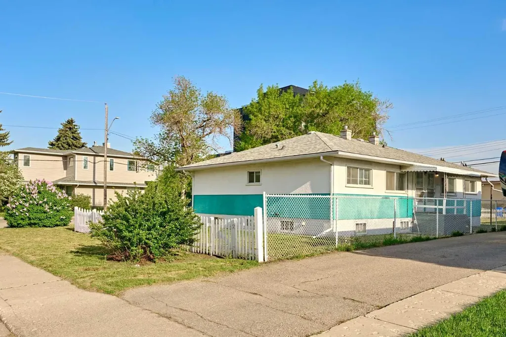 2511 22 Street NW Calgary AB t2m 3y1