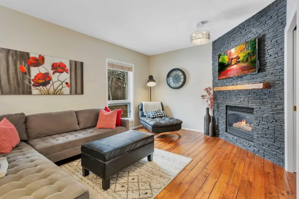 49 Coventry Lane Lacombe AB T4L1T3