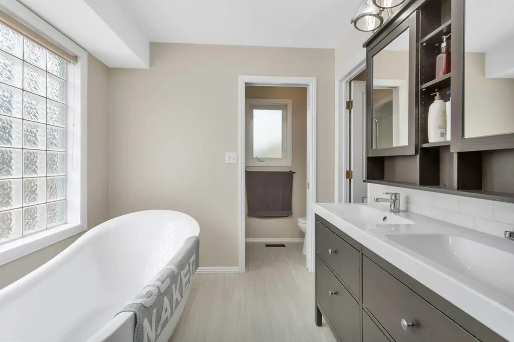 49 Coventry Lane Lacombe AB T4L1T3