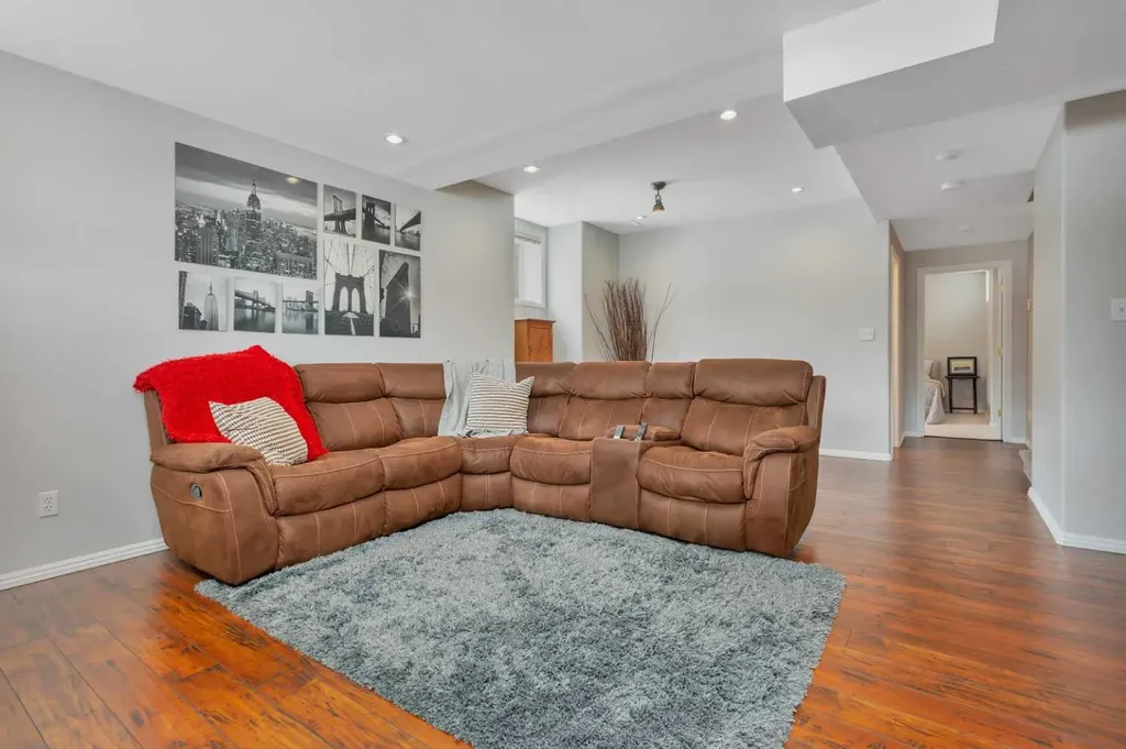 49 Coventry Lane Lacombe AB T4L1T3