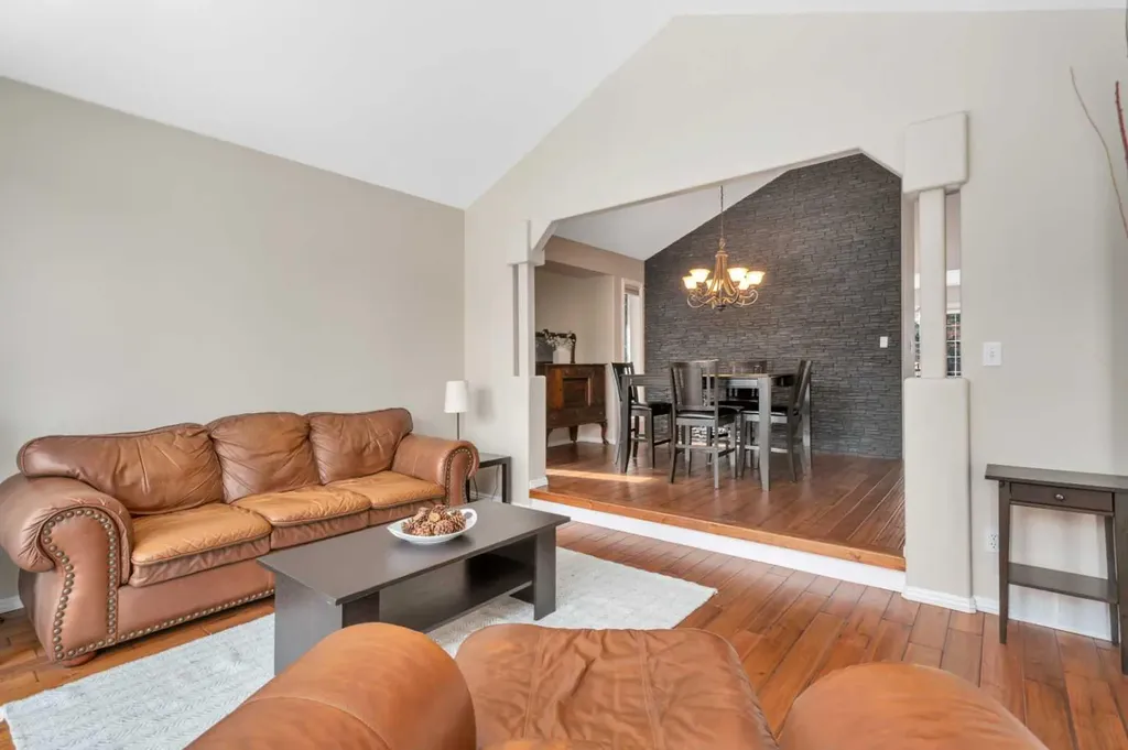 49 Coventry Lane Lacombe AB T4L1T3