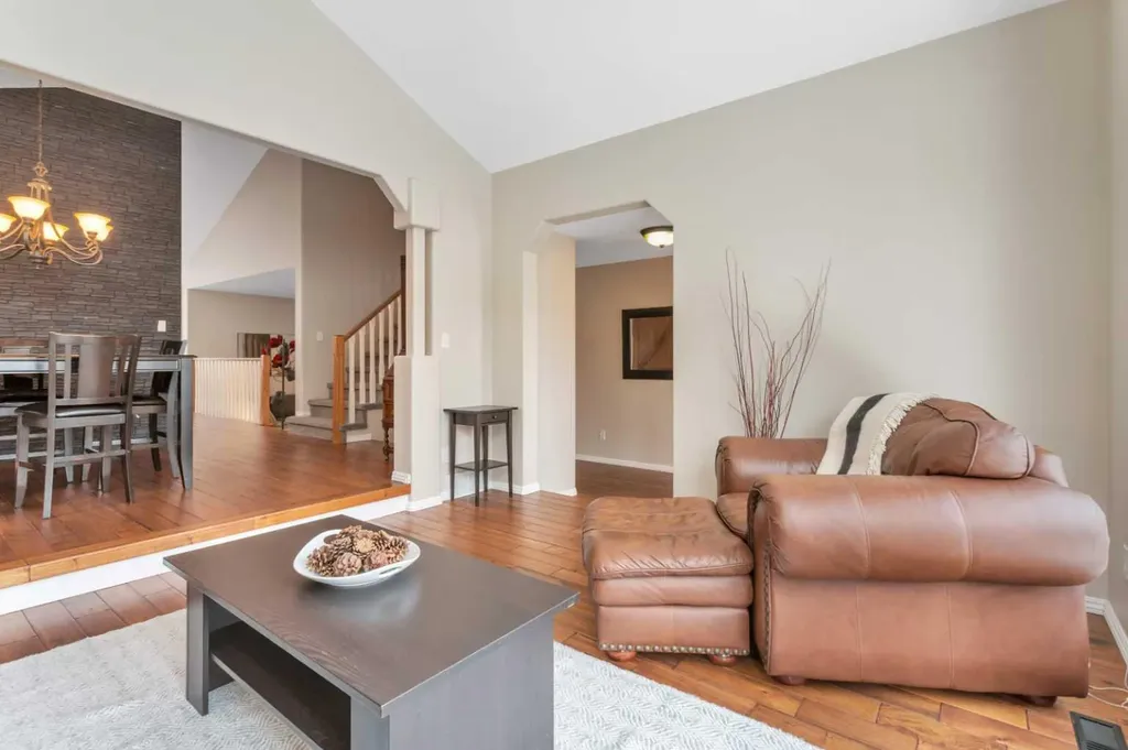 49 Coventry Lane Lacombe AB T4L1T3
