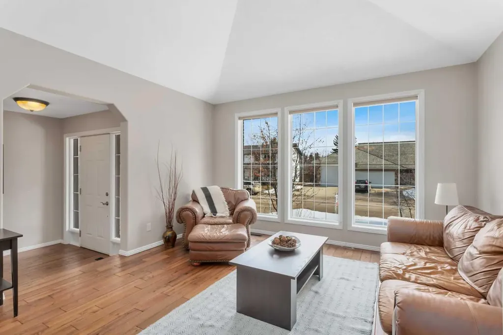 49 Coventry Lane Lacombe AB T4L1T3