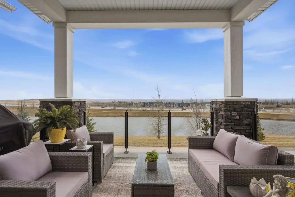 408 Crestridge Common SW Calgary AB T3B 6J5