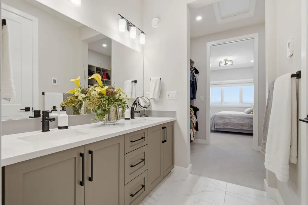 408 Crestridge Common SW Calgary AB T3B 6J5