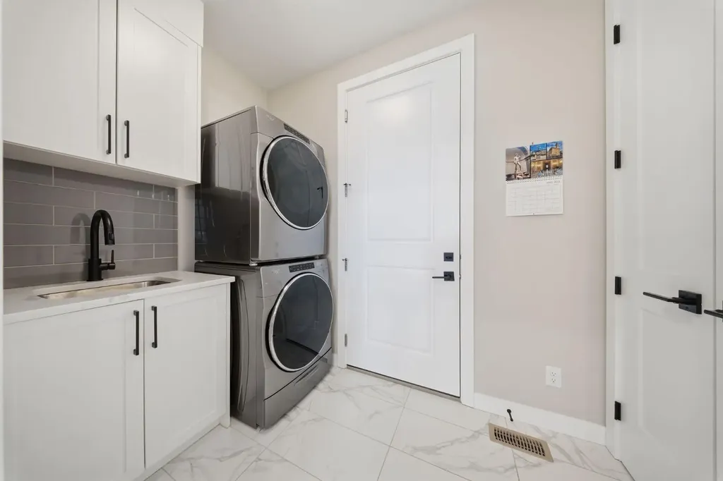 408 Crestridge Common SW Calgary AB T3B 6J5