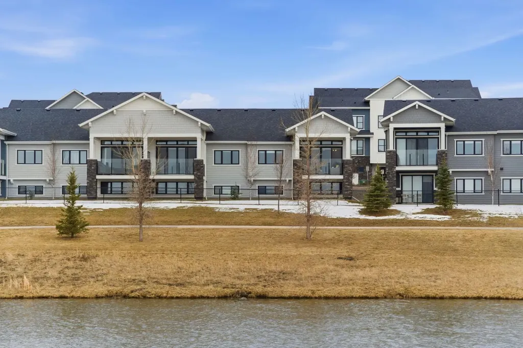 408 Crestridge Common SW Calgary AB T3B 6J5