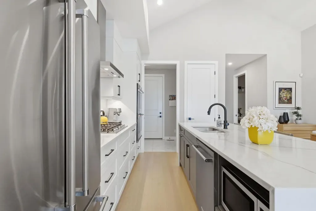 408 Crestridge Common SW Calgary AB T3B 6J5