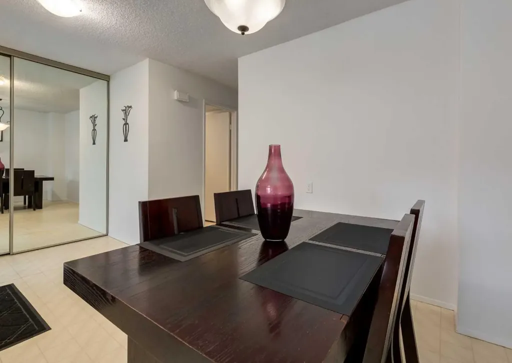 7172 Coach Hill Road SW Calgary AB T3H 1C8
