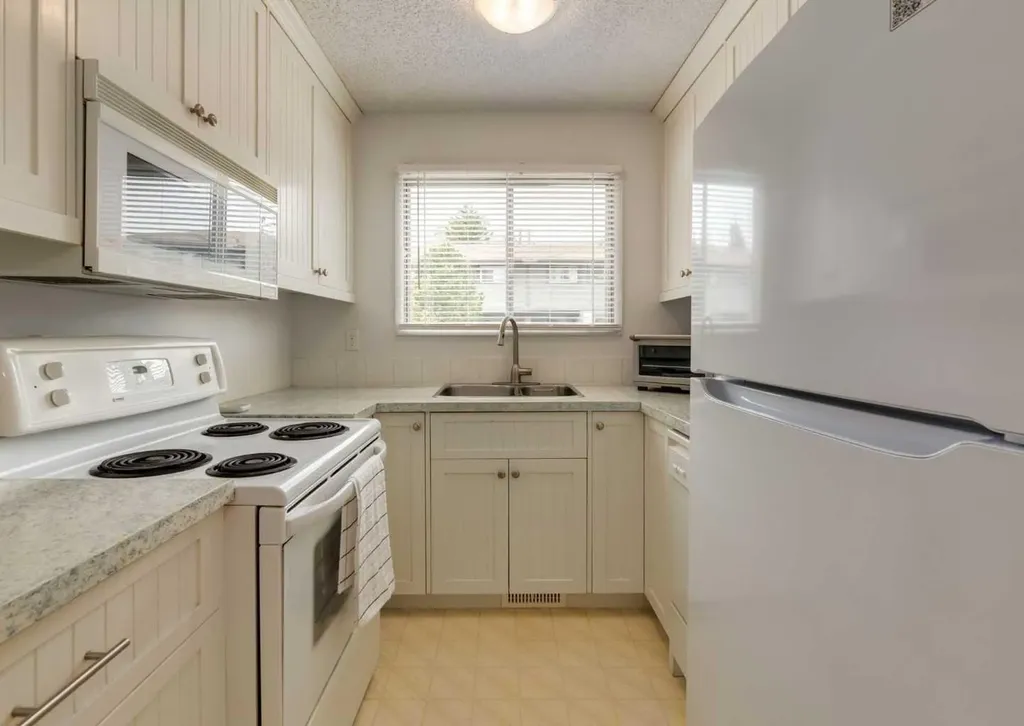 7172 Coach Hill Road SW Calgary AB T3H 1C8