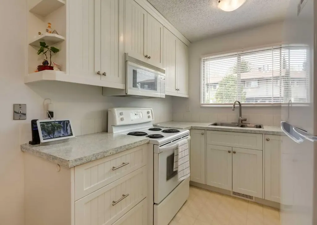 7172 Coach Hill Road SW Calgary AB T3H 1C8