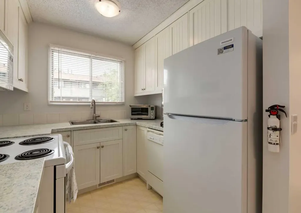 7172 Coach Hill Road SW Calgary AB T3H 1C8