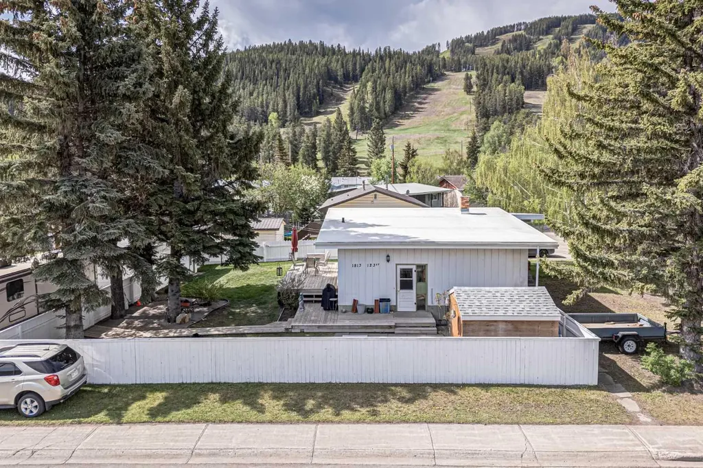 1813 123 Street Blairmore AB T0K0E0