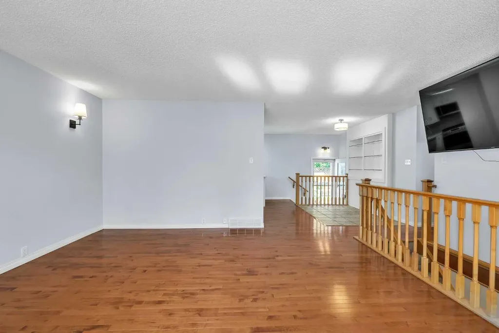 7127 18 Street SE Calgary AB T2C 1K2