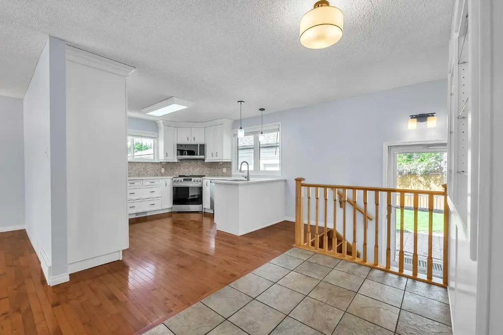 7127 18 Street SE Calgary AB T2C 1K2