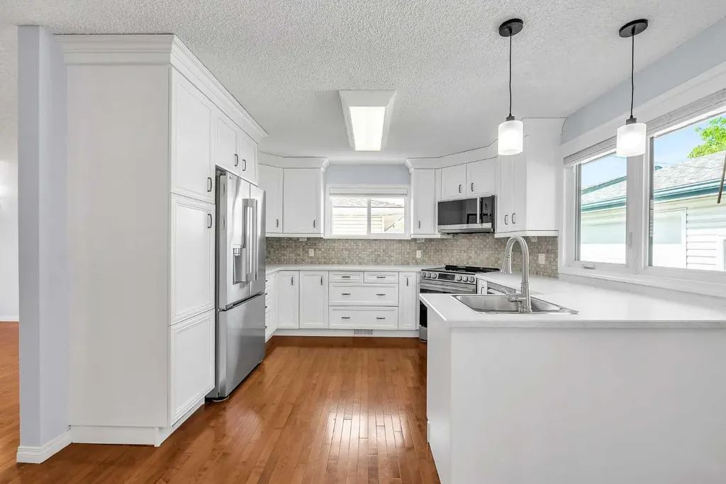 7127 18 Street SE Calgary AB T2C 1K2