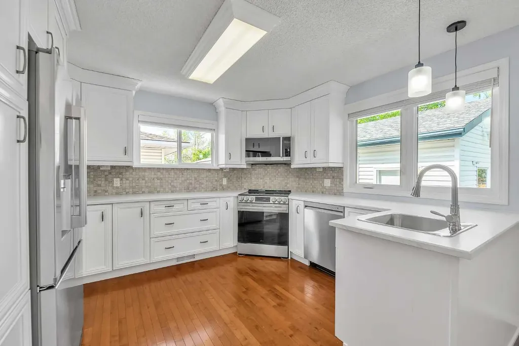 7127 18 Street SE Calgary AB T2C 1K2