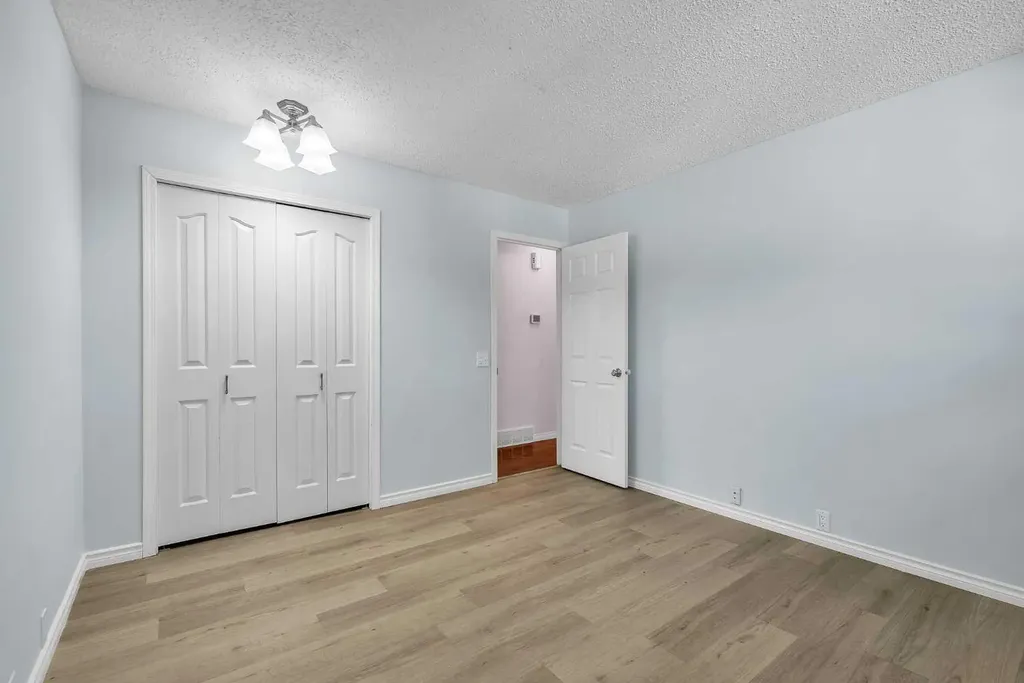 7127 18 Street SE Calgary AB T2C 1K2