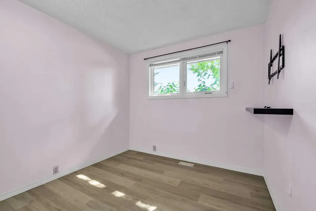 7127 18 Street SE Calgary AB T2C 1K2