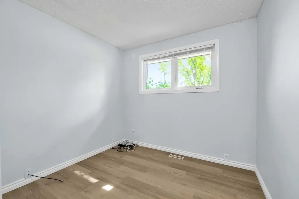 7127 18 Street SE Calgary AB T2C 1K2