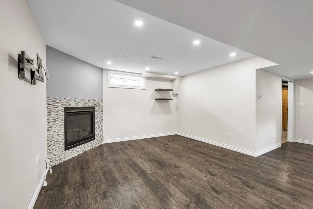 7127 18 Street SE Calgary AB T2C 1K2