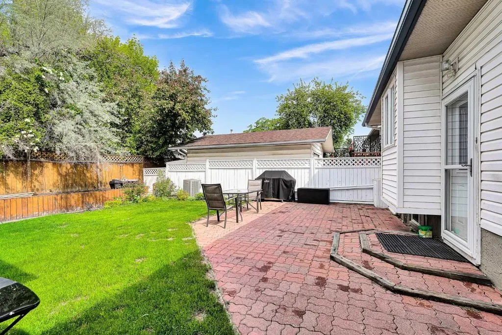 7127 18 Street SE Calgary AB T2C 1K2